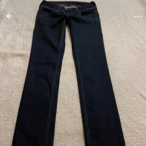 Mörkblå jeans från Pepe Jeans - Snygga mörkblå jeans från Pepe jeans. Dom är lågmidjade och raka ben. De är i storlek xs, men skulle säga att de passar mer dom s/m. Skriv för fler bilder❤️midjemåttet är 34, innerbenslängden är 83