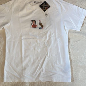 Vit Dragon Ball T-shirt från Uniqlo - Säljer en vit T-shirt från Uniqlo med Dragon Ball-motiv. T-shirten har ett tryck på framsidan och ett större tryck på baksidan med karaktärer från Dragon Ball. Perfekt för fans av serien! är i storlek s men skulle kunna passa en M eftersom den är lite oversize 