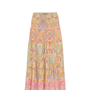 Mönstrad långkjol i pastellfärger - Säljer en färgglad långkjol med ett vackert mönster i pastellfärger som rosa, orange och blå. Kjolen har en bekväm passform och är perfekt för varma dagar. 