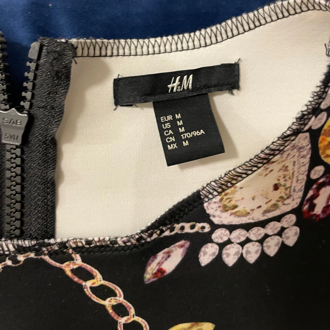 Svart ärmlös klänning med smyckestryck från H&M - 2