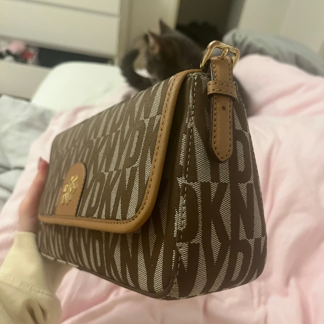 Brun axelväska från DKNY - 1