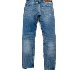 Replay anbass - 29/32 perfekta Grisch jeans med lite slitningar. Inga defekter förutom att dom är sydda men inget som syns