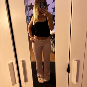 Rosa ribbade byxor - Säljer ett par mjuka och bekväma rosa byxor med ribbad midja. 