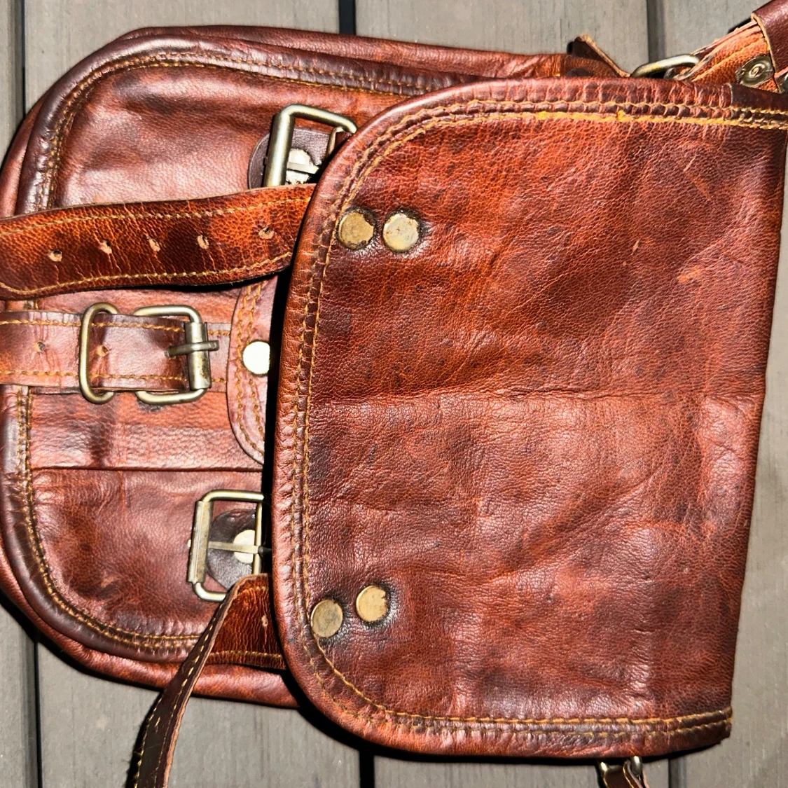 Brun skinnväska med spännen