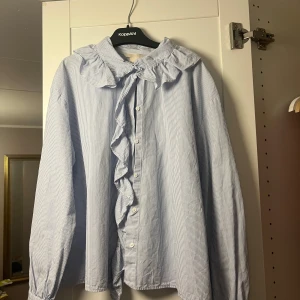 En blus/skjorta från H&M - En super fin blus från hm i fint skick då jag aldrig haft på mig den! Storlek 40 och jag säljer den för 150kr!!❣️hör av dig vid minsta lilla fundering