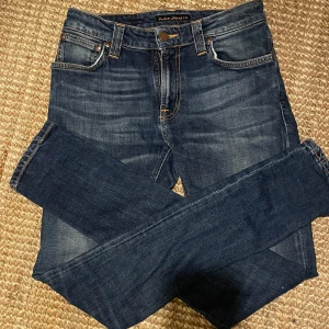 Marinblå slim fit  jeans från Nudie Jeans  - Slim fit Nudie Jeans i 10/10 nyskick🌟. Hör av er om ni vill ha fler bilder eller om ni har minsta fundering. Pris kan diskuteras vid snabb affär
