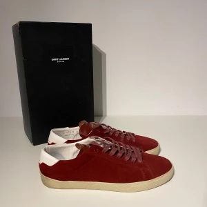 Saint Laurent Skor - |Vi tar ej emot byten| Saint Laurent skor i färgen röd | Skick 8,5/10 (jättefina men saknar inner sula) | Storlek 44 | Box följer med | Pris 2999kr | Hör av er vid funderingar |