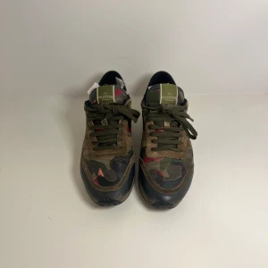 Valentino Rockrunner i camouflage - Supersnygga och trendiga valentino rockrunners i camouflage.🌟 Nypris ca 5.000-8.000kr!! | bättre pris för ett par valentino rockrunners hittar du inte! Säljer för billigare än de flesta leverantörerna😅🌟