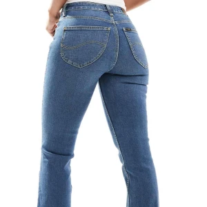 jeans  - Lee jeans, bootcut som är helt oanvända! Köpta från ASOS för någon månad sen men har inte kommit till användning en enda gång så de är som nya.  storlek: W28 L31. Köpt för 1000 kr. 