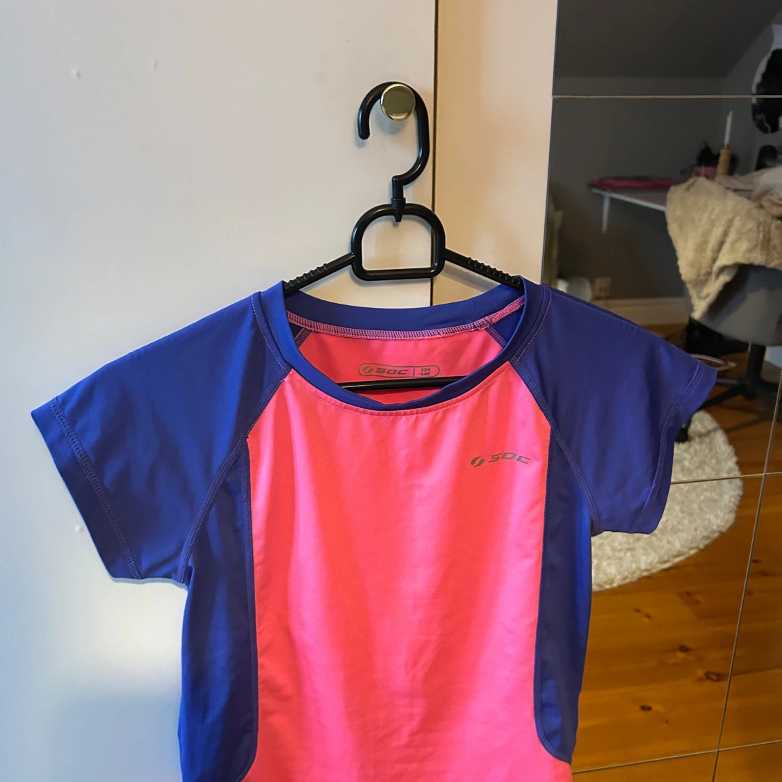 Rosa och blå träningstopp från SOC - 1