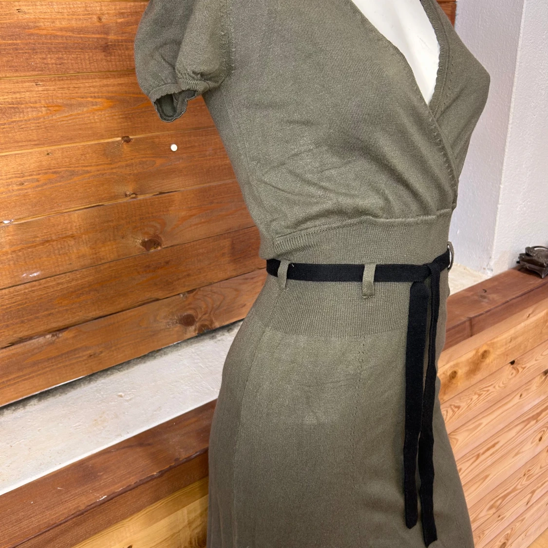 Olivgrön omlottklänning med bälte - 1