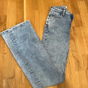 Blå skuggiga jeans - bootcut  - Blåa bootcut jeans från WEEKDAY! Helt nya och inga defekter, midjemått och innermått finns på bilderna! Tror dem är ett mellanting av highwaist och midwaist 