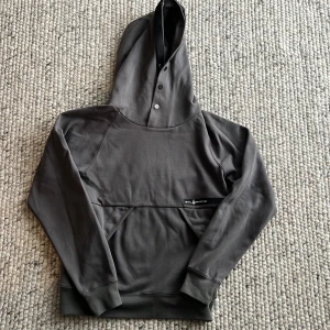 Grå hoodie från Sail Racing - Tjenare! Säljer en sprillans ny Sail Racing hoodie som alldrig används då storleken inte passade mig. Lämna gärna pris förslag 