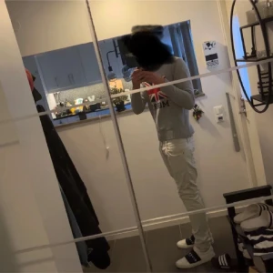 Vita byxor från Dondup - Sjukt feta dondup jeans i eftertraktade modellen George Soft vit färg (riktig guzzmagnet) Strl 34 men sitter som 32 Nypris: 3000 mitt pris 500, ej diskuterbart