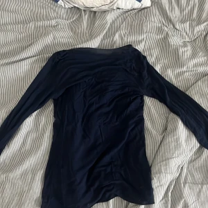 Marinblå intimissimi tröja - Säljer min intimissimi tröja som tyvärr har 2 hål på båda ärmarna men ingenting men märkar direkt av. Blivit använd ganska mycket under sommaren men annars är det i bra skick! 