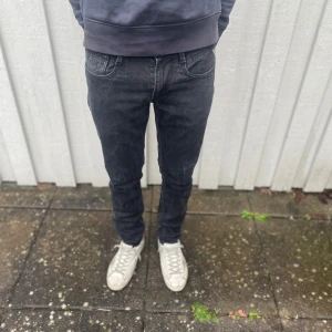 Replay jeans Anbass  - Säljer ett par snygga jeans från Replay i modell Anbass. Jeansen är i mycket bra skick. Det är storlek W29/L32. Vid minsta fråga eller fundering är det bara att höra av sig👍😁