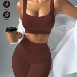 Bruna ribbade leggings + topp - Bruna leggings + topp i ribbat material med hög midja. Perfekta för träning eller en avslappnad dag. De har en tight passform och är gjorda i ett stretchigt syntetmaterial för extra komfort. Nypris 269:-