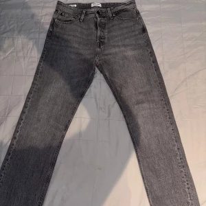 Grå jeansbyxor - Snygga grå jeansbyxor med klassisk design. De har en rak passform och är tillverkade i slitstarkt denim. Perfekta för en avslappnad stil.
