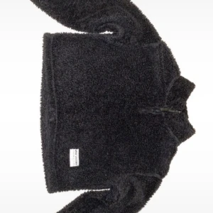 Svart teddyjacka från Urban Outfitters - Mysig svart teddyjacka med dragkedja framtill. 