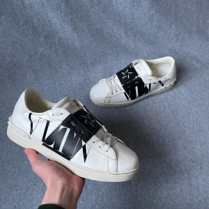Valentino Open sneakers  - Säljer ett par Valentino opens som är i storlek 45! Hör gärna av dig om du har frågor! 