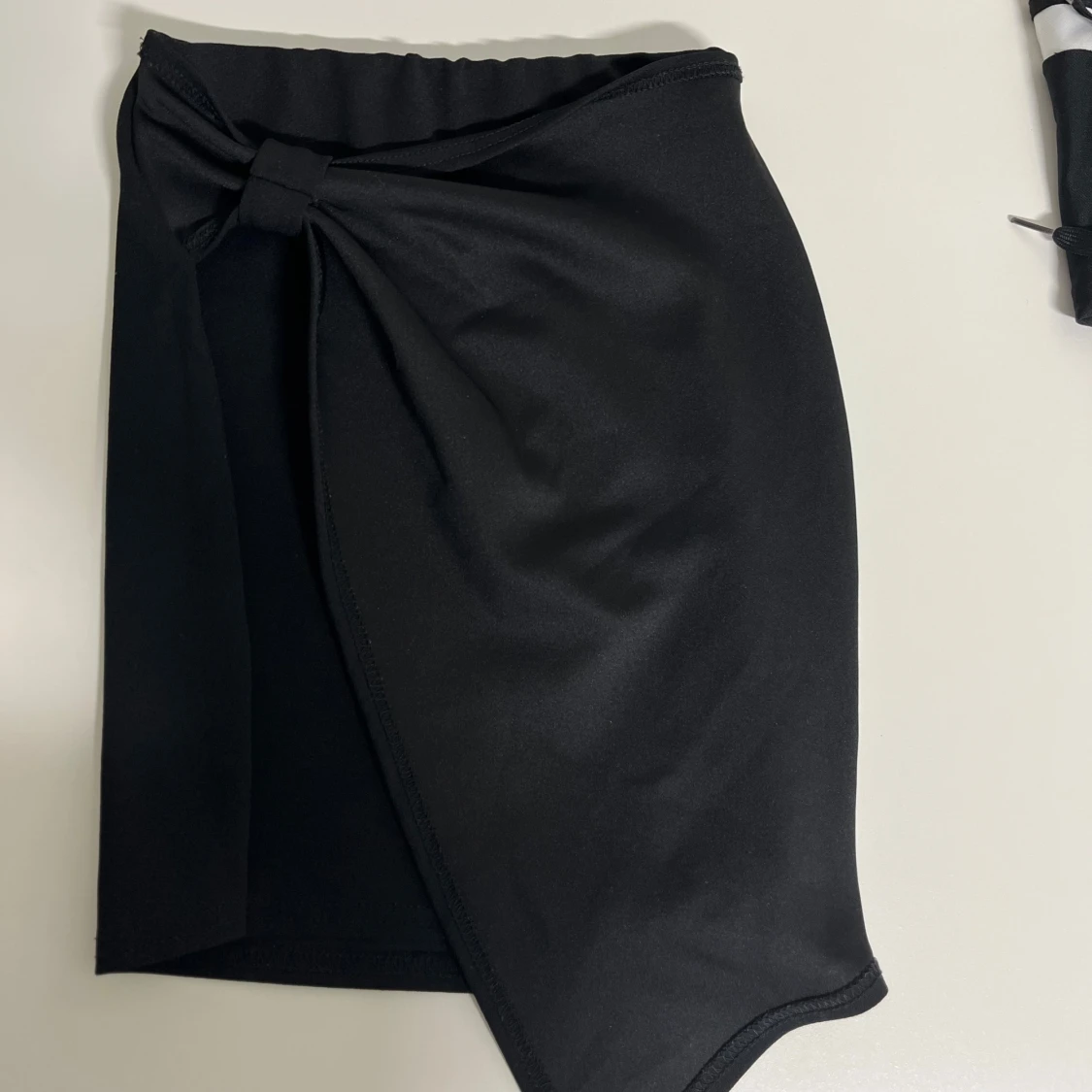 Svart omlottkjol med rosett