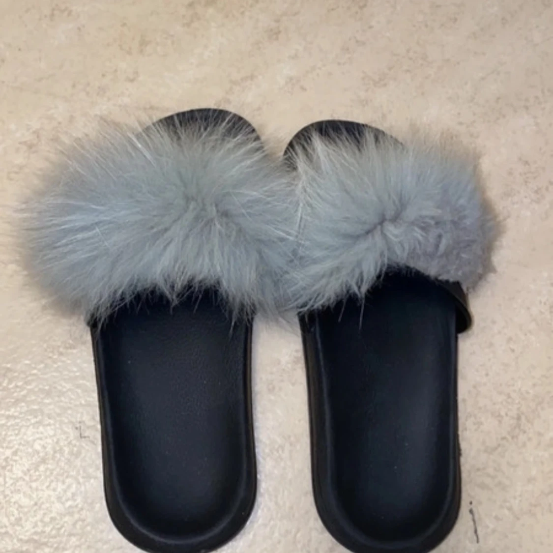 Tofflor med grå päls