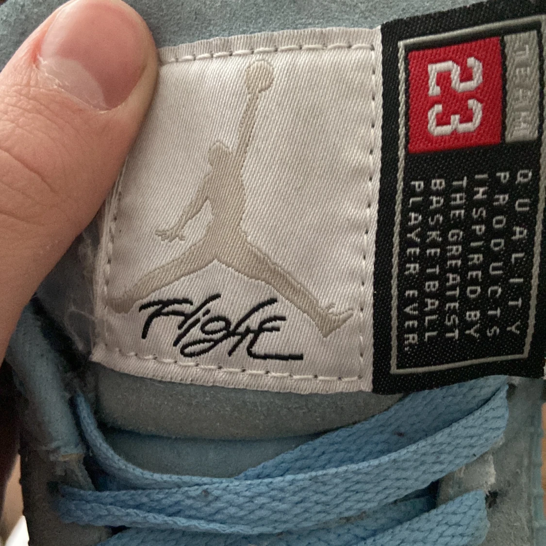 Nike Air Jordans i ljusblå mocka, lite smutsiga och en ganska ned tryckt sula, inget problem med dom annars. - 1