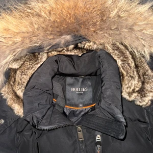 Hollies jacka  - Storlek -40  Säljer den pga fel storlek  Har använt den bara i ett år  Nu pris 4000 säljer den för 3500 