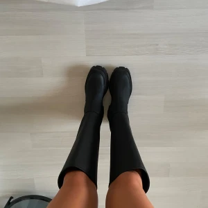 Boots - Säljer dessa snygga boots som endast är anvönda en gång. De är perfekta för leriga festivaler då de är enkla att rengöra☺️