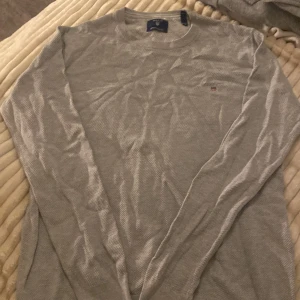Tun gant tröja  - En tunnare ljusgrå tröja,ganska lång skön,knappt använd 