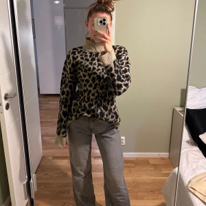 Stickad tröja leopard - Mellanhög krage Från NAKD