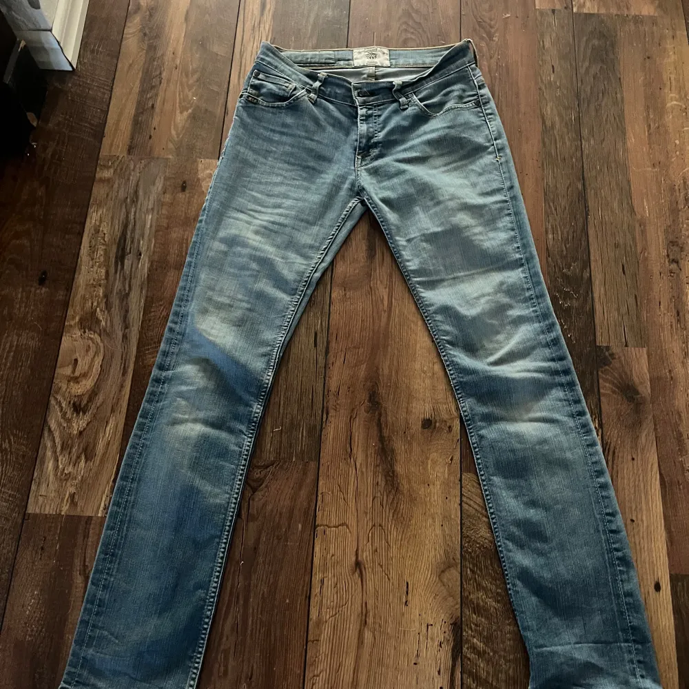 Lågmidjade jeans från Tiger of Sweden Väldigt bra skick Storlek W30 L32 men sitter som W28. Jeans & Byxor.