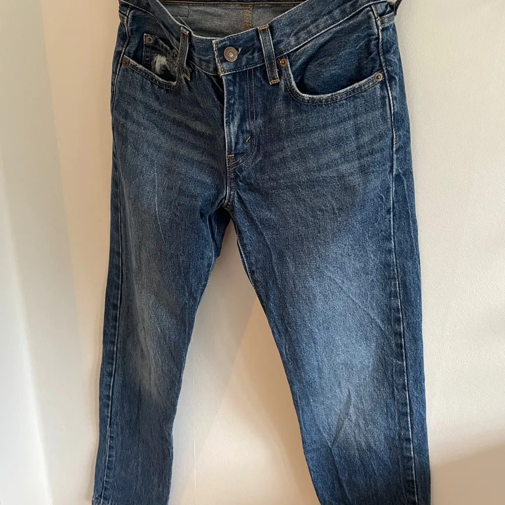 Levis Middy Straight, använd fåtal gånger, sitter fint på! Nypris: 1250kr. Jeans & Byxor.