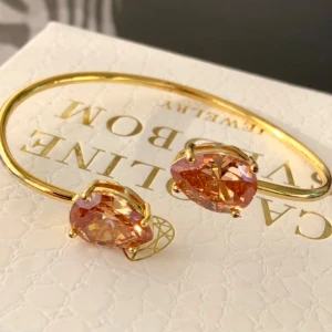 Fint armband med drop kristaller  - Jätte fint armband med aprikos rosa Swarovski kristall med guld botten jag tror 18 karat pläterad men minns inte märket Passar ihop med Caroline Svedbom smycken de är samma storlek på denna drop som på hennes armband  Den är använd se bilder 