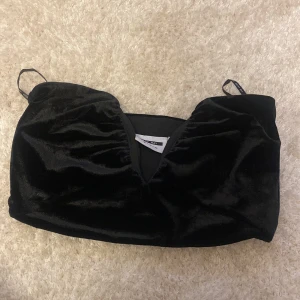 Topp - Topp i sammet. Storlek XS. Använd 1 gång men i nyskick. Köpt på Nelly tror jag men märket är Noisy May. Vid frågor/fler bilder skriv! Prisförslag tas emot❤️