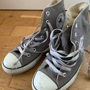 Grå Convers  - Grå convers💕 har använts mycket flitigt och många defekter förekommer. Skriv priv om du vill ha fler bilder🫶 