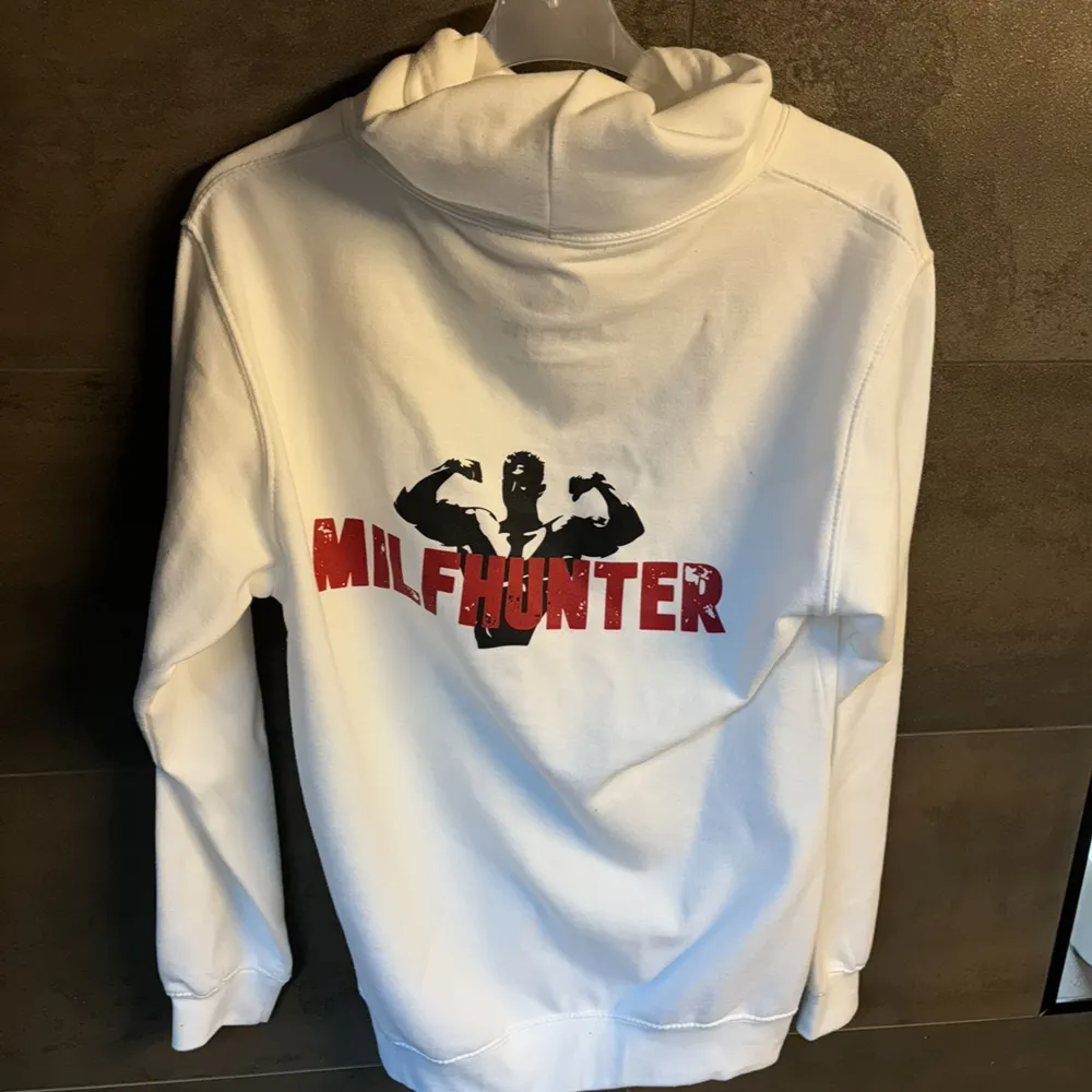 Säljer min milfhunter tröja då morsan ej blev så glad vid köpet :) (andvänd ca 30 min). Hoodies.