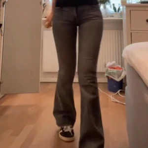 Lågmidjade Bootcut jeans  - Från weekday snygga