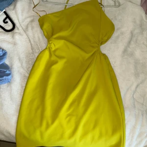 Gina klänning - Aldrig använd och har prislapp kvar Liten i storleken!! 