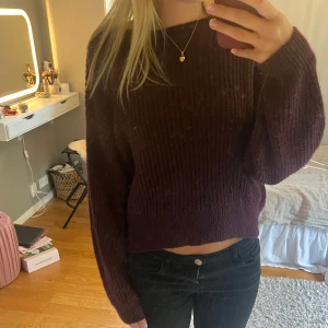 Vinröd stickad  - Vinröd stickad tröja från hm, storlek xs men mer som en s-m