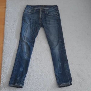 Ett par schysta höst jeans från nudie jeans - Storlekn är W, 32 och l, 32. Byxorna är blåa. Jag har använt dem ett pat gånger och materialet är väldigt slitstarkt och är även i bra kvalite. Byxorna passar di bäst spm är runt 175 cm-185 cm. 