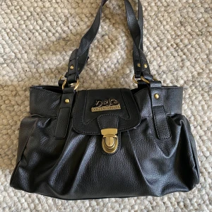 Dolce & Gabbana liknande väska - Skitsnygga detaljer och får plats med mycket!! Perfekt till skolan