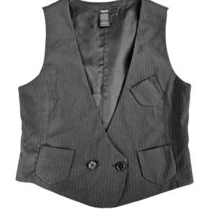 Väst Filippa K - En väst i mycket fint skick från Filippa K. Den är svart med supertunna grå vertikala ränder.  Mått Längd: 43 cm Byst: 43 cm Axlar: 32 cm