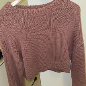 Stickad tröja - Superfin stickad tröja som är i storlek xxs men sitter mer som en xs, brun/röd färg 