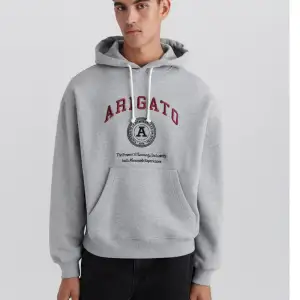 Super mysig grå hoodie från axel arigato, herr modell strorlek S