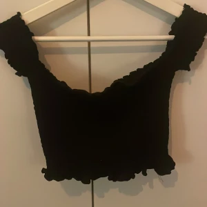 Topp från bikbok  - En fina liten tröja från bikok, används inte. Swish !