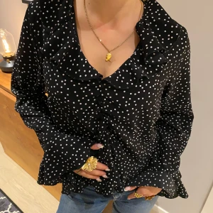 Prickig blus - Jättefin prickig blus!! Köp gärna bundle🥹💗