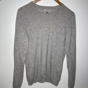 Kashmir tröja från J.lindberg - Säljer en stilren och bekväm grå Kashmir tröja från J.lindberg. Ny pris 1299, Vårat pris-499.
