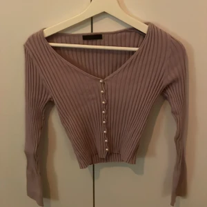 Tröja från SHEIN  - Använd hyfsat mycket men i bra skick, men jätte fin och söt . Swish!