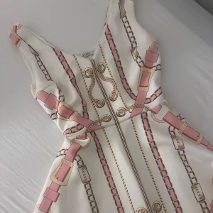 GUESS klänning  - Använd 1 gång. Köpt för 1200kr säljs för 550kr. Bra skick, bra kvalite, diskret dragkedja på sidan 